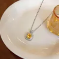 Primo piano dettagliato di una collana minimalista con ciondolo tondo in zircone giallo - Ciondolo Halo Tondo Giallo / Argento