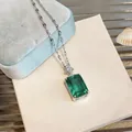 Dettaglio dell'elegante collana con ciondolo in zircone verde e catena argento - Ciondolo Rettangolare Taglio Smeraldo Verde / Argento
