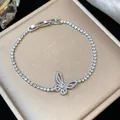 Dettaglio ravvicinato di un bracciale a farfalla con zirconi su un'elegante scatola regalo - Stile Farfalla Marquise