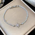 Vista macro dettagliata di un bracciale con ciondolo a stella argento e zirconi chiari - Design a Stella Polare
