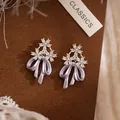 Elegante lila Emaille-Schleifenohrringe mit funkelnden Zirkonia-Blumen. Silberne Nadel. - Schleife Ohrstecker (HE31014) / Lila