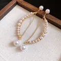 Boucles d'oreilles lune dorées élégantes avec perles et chaînes à pampilles fines. - Or & Blanc