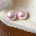 Detalle macro de elegantes pendientes de perlas rosas iridiscentes con acabado brillante. - Rosa Holográfico / Paquete de 20mm