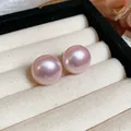 Elegantes pendientes de perlas rosas iridiscentes con agujas de plata en un estuche joyero - Rosa Holográfico / 22mm