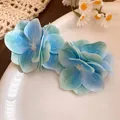 Dettaglio delle mollette per capelli a fiore in tessuto azzurro con petali fini - Fermaglio a Becco d'Anatra (HH9825) / Pezzo Singolo / Blu
