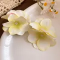 Dettaglio di eleganti fermagli per capelli a fiori in tessuto con centri di perle e petali gialli. - Fermaglio a Becco d'Anatra (HH9825) / Pezzo Singolo / Bianco Verde
