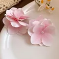 Dettaglio ravvicinato di fermagli per capelli a fiore in tessuto rosa su un piatto. - Fermaglio a Becco d'Anatra (HH9825) / Pezzo Singolo / Rosa