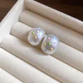 Dettaglio orecchini a perno ovali argento opaco con vivaci puntini in smalto colorato - Orecchini a bottone ovali (HE33617) / Argento Multicolore Pois