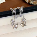 Élégantes boucles d'oreilles clips papillon longues argentées avec cristaux de zircone - Clip d'Oreille Papillon Argenté à Gland (HE31675) / Une Paire / Blanc