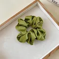 Eleganter grüner Satin-Haargummi, großes Scrunchie für stilvolle Pferdeschwänze und Dutts - Grasgrün