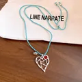 Dettaglio di una collana con ciondolo a cuore in argento e cordino blu regolabile - Stile Cuore Cavo / Blu