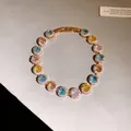 Dettaglio del braccialetto tondo in zircone colorato con accenti scintillanti - Oro-Multicolore