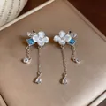 Elegantes pendientes largos de plata con flores de nácar y detalles de circón azul - Estilo de Borla de Flores / Plata-Blanco