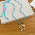 Collana minimalista con ciondolo a stella d'argento e cordino intrecciato blu acceso - Stile Stella Svuotata / Blu