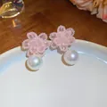 Dettaglio di orecchini a perla con fiori di cristallo rosa su piatto di ceramica bianca - Rosa
