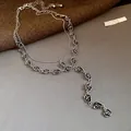 Vista dettagliata di una collana d'argento a due strati con rose in stile vintage - Argento