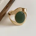 Bracciale rigido dorato irregolare con design traforato e grande pietra ovale verde - Stile Plissettato con Gemma Verde / Oro