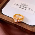 Dettaglio di anello vintage placcato oro con zircone ovale in stile barocco reale - Oro