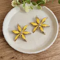 Eleganti orecchini a lobo a fiore in smalto giallo con placcatura in oro e strass - Giallo
