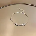 Elegante bracciale a graffetta in argento con tre fiori incastonati di zirconi. - Catena Fiore Chiusura / Argento
