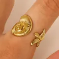 Élégante bague style océan en acier inoxydable doré avec étoile de mer et motif coquillage - Style Ouvert Conque Étoile de Mer (8025) / Or