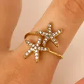 Élégante bague en acier inoxydable doré avec deux étoiles de mer et des zircons scintillants - Style Pavé Double Étoile de Mer (6910) / Or