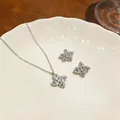 Vue détaillée d'un collier pendentif fleur en zircon brillant et boucles d'oreilles - Style Fleur / Argent