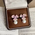 Elegantes pendientes de flores rosas con perla blanca en un joyero marrón de alta calidad - Earring Post de Plata-Plata-Púrpura