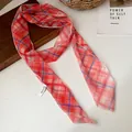 Vista detallada del elegante collar bufanda de gasa a cuadros rojos de estilo pastoral - Cuadros Rojos Blancos y Azules