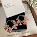 Orecchini a cerchio con fiori in resina rossa e ciondoli a foglia verde perle - Cerchio con Perline di Fiori (HE32794-1) / Rosso (Cerchio Argentato)