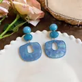Detailansicht retro blau Acetat geometrische Ohrringe mit elegantem Marmoreffekt - Geometrischer Retro-Stil / Blau