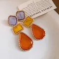 Gros plan de boucles d'oreilles vintage en résine de style palais avec formes géométriques - Boucles d'Oreilles Pendantes Géométriques / Aiguille en argent / Patchwork Violet Jaune Café