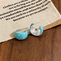 Pendientes de aro en forma de C esmaltados en azul con lunares blancos para mujer - Azul