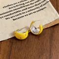 Pendientes de aro amarillos en forma de C con lunares azules y aguja de plata esterlina - Amarillo