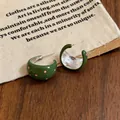 Pendientes de aro en C verde oscuro con lunares rosas para un look minimalista coreano. - Verde