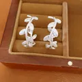 Nahaufnahme von eleganten silbernen Zweigohrringen mit matt gebürstetem Finish in einer Box - Stil mit Silber-Ohrstecker / Silber