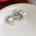 Dettaglio di orecchini a cerchio larghi minimalisti con finitura in smalto bianco crema - Placcato in Oro Vero 18 carati (HE32080) / Placcato Argento Bianco