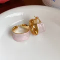 Dettaglio macro di orecchini a cerchio placcati oro 18k con elegante smalto rosa chiaro - Placcato in Oro Vero 18 carati (HE32080) / Placcato Oro Rosa