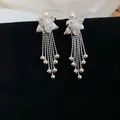 Eleganti orecchini a nappa a fiore placcati oro 18k con zirconi su velluto nero - Stile con perno dell'orecchino in argento / Argento