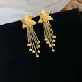 Macro di orecchini a fiore placcati oro 18k con zirconi e nappe di perline - Stile con perno dell'orecchino in argento / Oro
