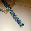 Luxe brede schakelarmband met kleurrijke druppelvormige zirkonia's en sprankeling - Geweermetaal Zwart-Blauw-Groen