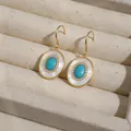 Detailansicht von ovalen 18k vergoldeten Ohrhaken mit Türkis und Perlmutt-Einlage. - Ovaler Hofstil Ohrhaken / Gold