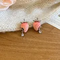 Détail de boucles d'oreilles fraises en résine rose avec cristaux en goutte d'eau - Style Tige en Argent (HE33698-1) / Rouge