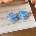 Vue détaillée de boucles d'oreilles fleurs en perles de verre bleues et roses faites main. - Boucles d'oreilles à clip / Bleu