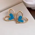 Exquisitos pendientes de corazón dorados con detalle de incrustación de esmalte - Azul