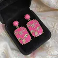 Primo piano di orecchini vintage quadrati rosa con dettagli floreali e cristalli. - Stile Floreale Rettangolare (HE33630) / Oro Rosa