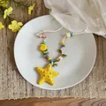 Elegante collana di perle in ceramica con stella marina, ideale per look da spiaggia - Giallo