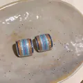 Primer plano de pendientes de botón cuadrados con hileras de circonitas de colores - Estilo de Circonita Multicolor / Pin de plata 925 / Plateado