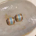Pendientes de botón cuadrados dorados con pavé de circonitas de colores muy vivos - Estilo de Circonita Multicolor / Pin de plata 925 / Dorado