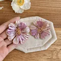 Dettaglio di orecchini a fiore dipinti rosa e viola con una texture metallica opaca - Stile Fiore Verniciato (HE32646) / Oro-Rosa